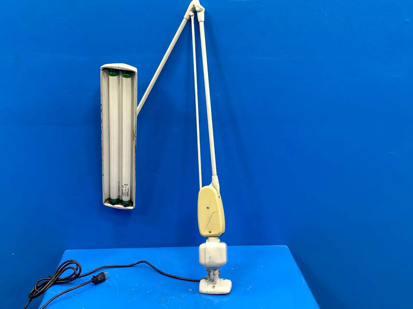 Dazor 2134 Floating Fixture (Squared Buttons)